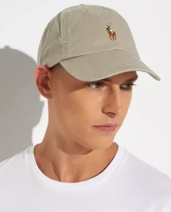 Beżowa czapka z daszkiem i kolorowym logo
