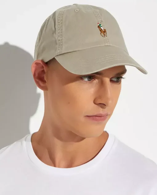 Beżowa czapka z daszkiem i kolorowym logo