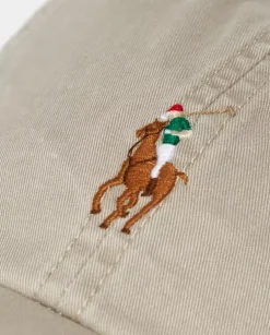 Beżowa czapka z daszkiem i kolorowym logo