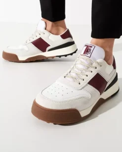 Beżowe zamszowe sneakersy