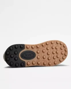 Beżowe zamszowe sneakersy