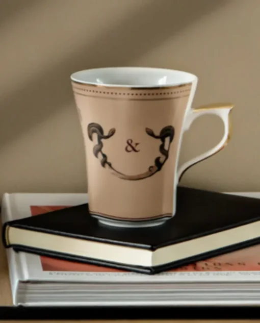 Beżowy kubek porcelanowy