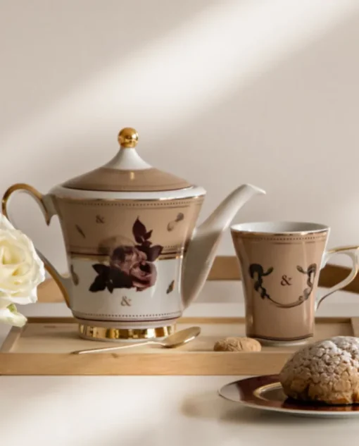 Beżowy kubek porcelanowy