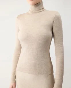 Beżowy sweter z golfem May