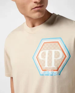 Beżowy t-shirt z geometrycznym logo