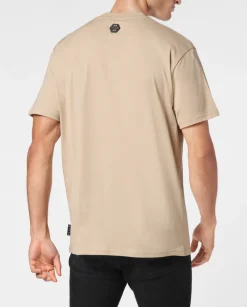 Beżowy t-shirt z ozdobną aplikacją