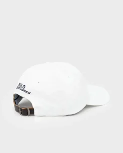 Biała czapka z daszkiem i haftowanym logo
