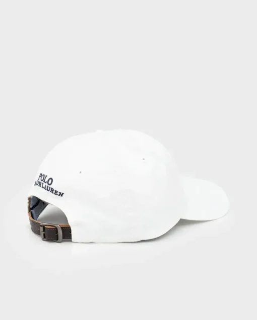 Biała czapka z daszkiem i haftowanym logo