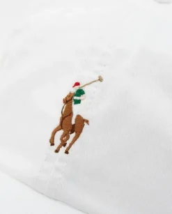 Biała czapka z daszkiem i haftowanym logo