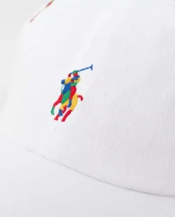 Biała czapka z daszkiem z logo