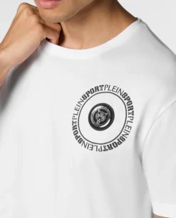 Biała koszulka z kontrastowym logo na plecach