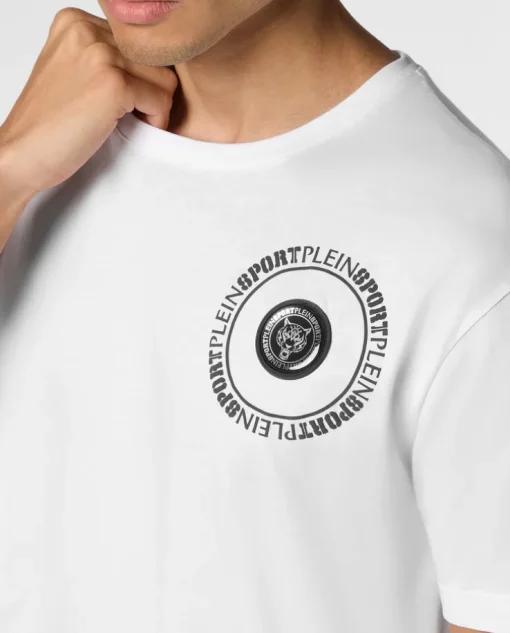 Biała koszulka z kontrastowym logo na plecach