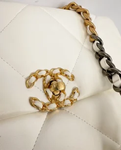 Biała torebka Chanel 19