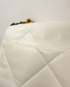 Biała torebka Chanel 19