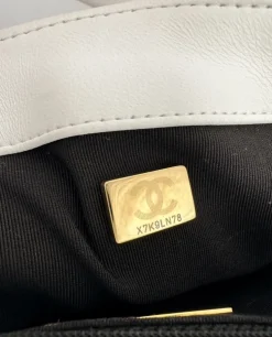 Biała torebka Chanel 19