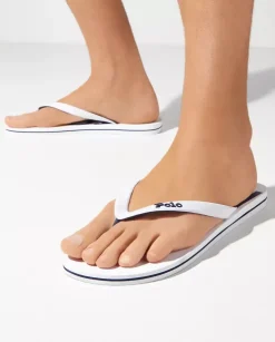 Białe japonki z logo z jeźdźcem