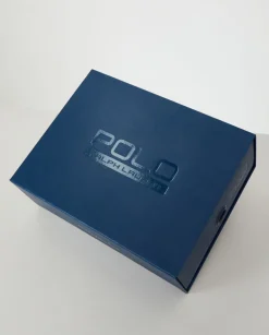 Białe japonki z logo z jeźdźcem