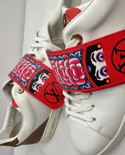 Białe skórzane sneakersy