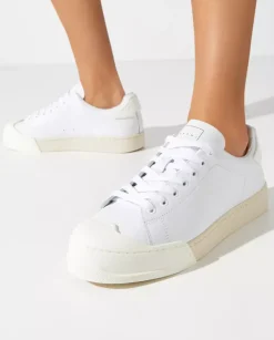 Białe skórzane sneakersy