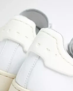 Białe skórzane sneakersy