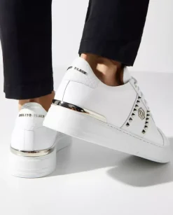 Białe sneakersy z ćwiekami