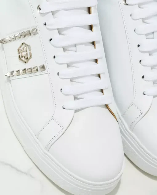 Białe sneakersy z ćwiekami