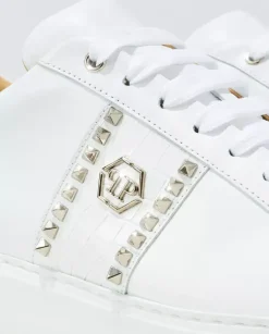 Białe sneakersy z ćwiekami