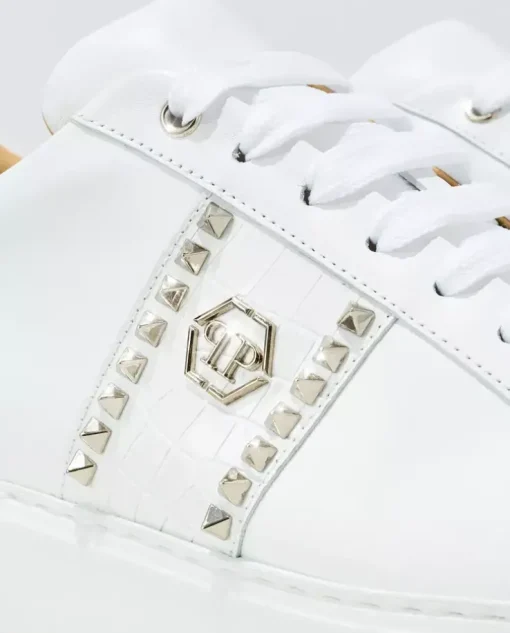 Białe sneakersy z ćwiekami