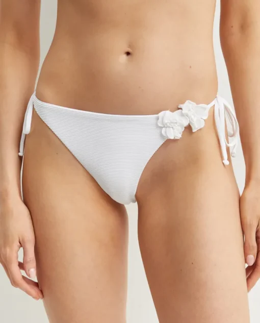 Biały dół od bikini z kwiatem