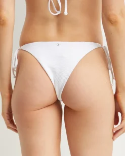 Biały dół od bikini z kwiatem