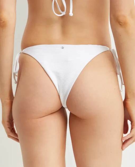 Biały dół od bikini z kwiatem
