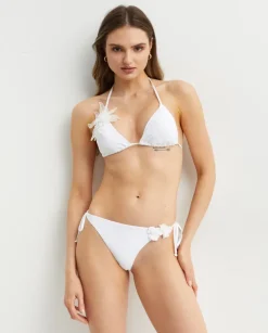 Biały dół od bikini z kwiatem