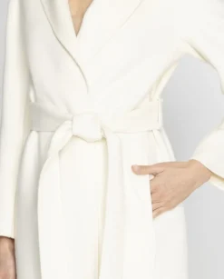Biały elegancki płaszcz