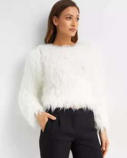 Biały puszysty sweter