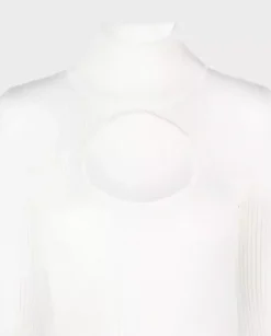 Biały sweter z wycięciem