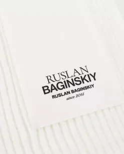 Biały szalik z naszywką