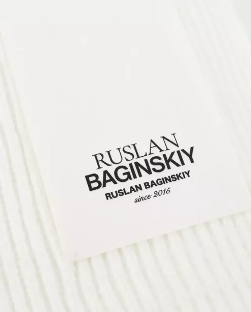 Biały szalik z naszywką