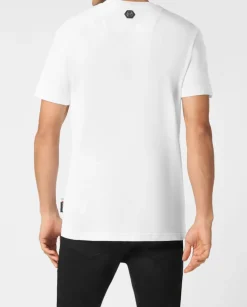 Biały t-shirt z kolorowym nadrukiem i logo