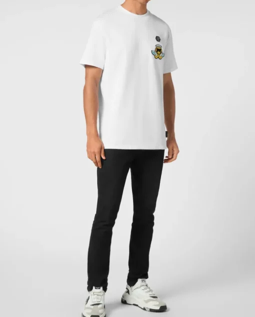 Biały t-shirt z naszywką