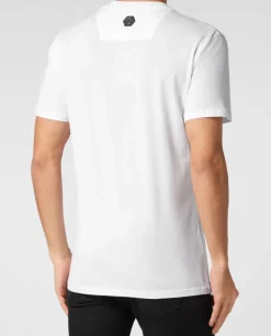 Biały t-shirt z ozdobną aplikacją