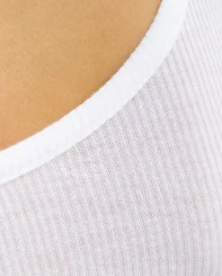 Białym prążkowany top