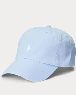 Błękitna czapka z daszkiem i haftowanym logo