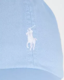 Błękitna czapka z daszkiem i haftowanym logo