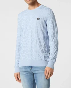 Błękitny sweter z monogramem