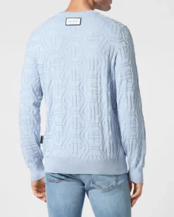 Błękitny sweter z monogramem