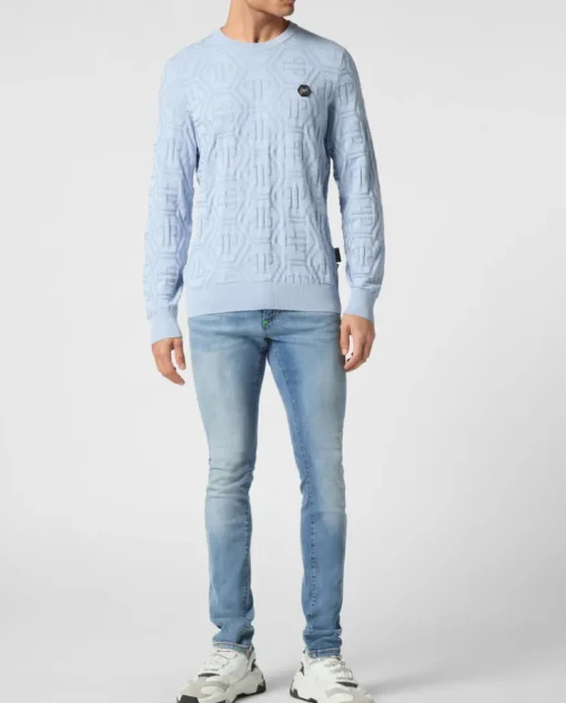 Błękitny sweter z monogramem