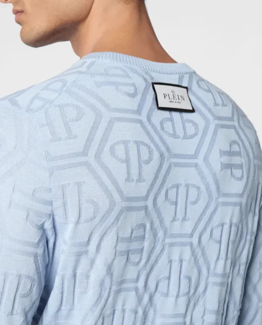 Błękitny sweter z monogramem