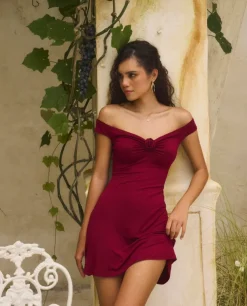 Bordowa sukienka z różą Candice