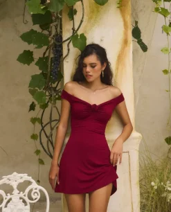 Bordowa sukienka z różą Candice