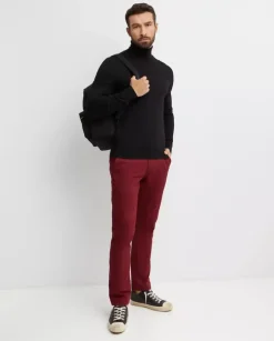 Bordowe spodnie chino